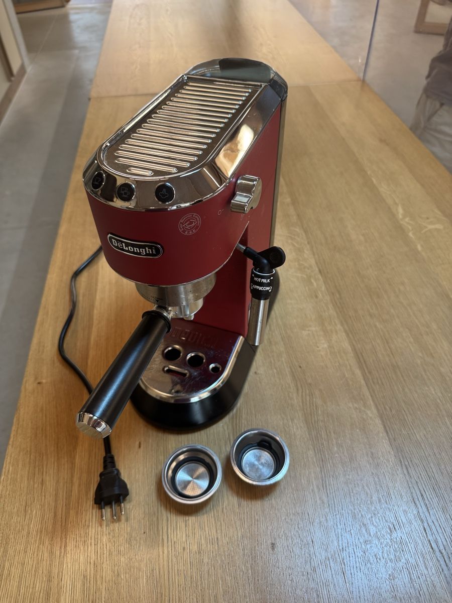 De'Longhi Kaffeemaschinen & Espressomaschinen: DeLonghi Dedica rot – Gebraucht aus Stettlen von DieTaube2.0 1