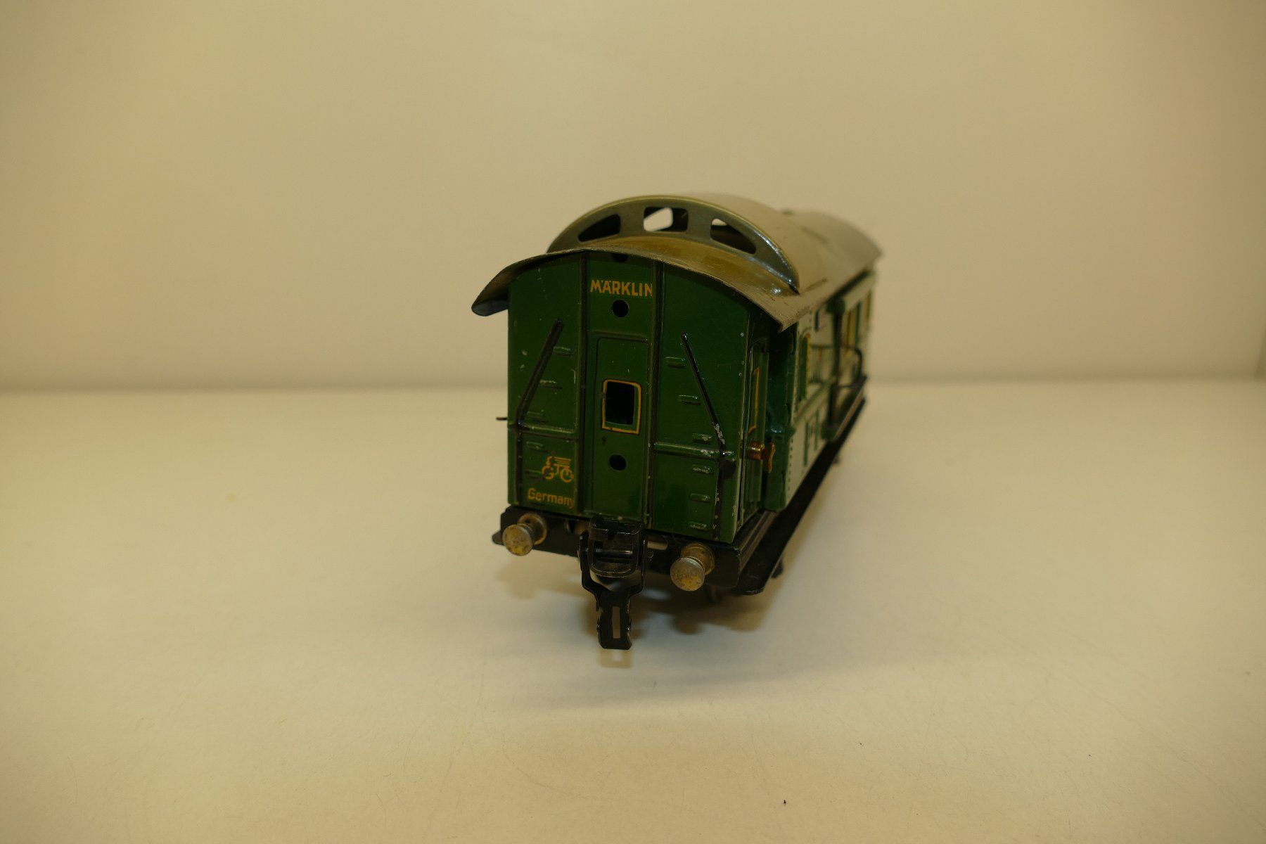 Märklin Modelleisenbahnen: Märklin 0: DR Gepäckwagen – Gebraucht aus Niederhasli von rail-duerst 3
