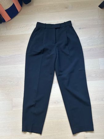Schicke, schwarze Bundfaltenhose von Abercrombie & Fitch!