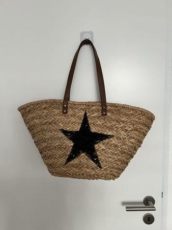 Strandtasche aus Stroh mit Sternmotiv