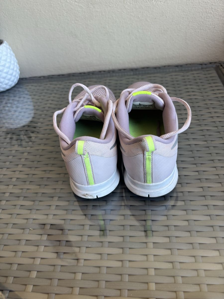 Chaussures femmes: Baskets Nike rose taille 37,5 – D'occasion à Genève par ste_k6dj 2