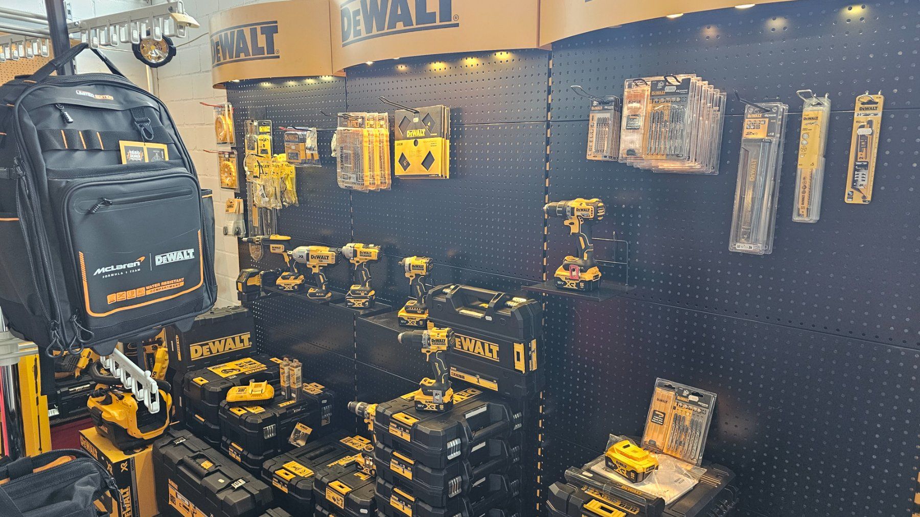 Dewalt Seghe: DeWalt 18 Volt Akku Heckenschere 55 cm DCMHT563N – Nuovo e nell'imballaggio originale da Koppigen venduto da Bracher_Mail-House 1