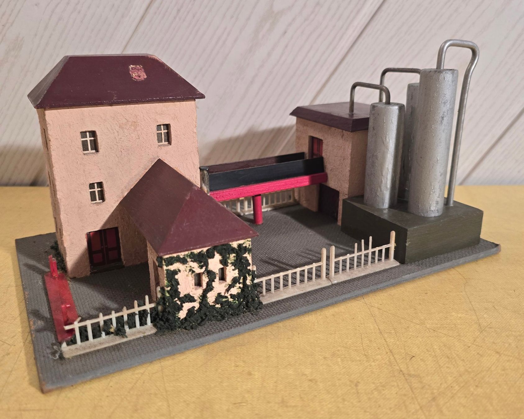 Modelleisenbahnen: MODELLBAU - "NEUFFEN" - Original - HYDRIERWERK Nr. 552 – Gebraucht aus Biel/Bienne von