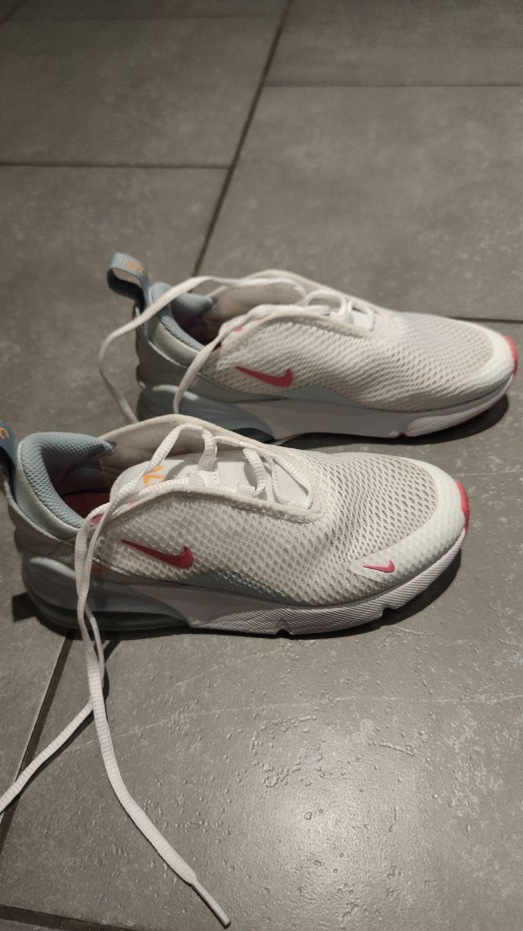 Nike Scarpe per ragazzi: Nike Air Max 270 Gr 35 – Usato da Würenlos venduto da munika