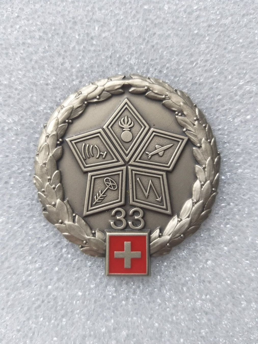 Placchette & Badge: Béretemblem Fliegerabwehrbrigade 33 V2 – Nuovo (secondo la descrizione) da Bauma venduto da SwissMilitaria
