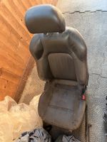 Hyundai Coupé 2.0 Fahrersitz – Schwarz mit roten Ziernähten