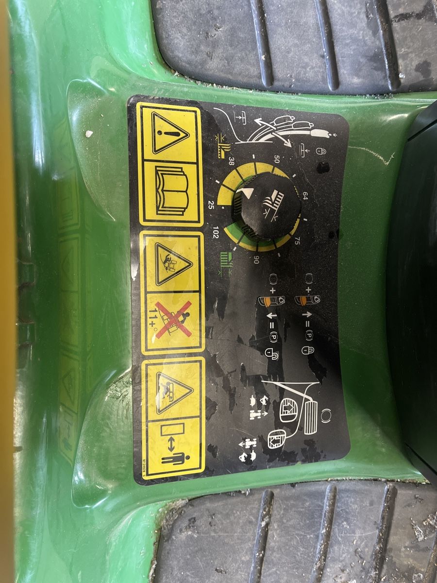 John Deere Tagliaerba: Rasentraktor John Deere mit Schneepflug – Usato da Rickenbach LU venduto da fla_9ft6 4