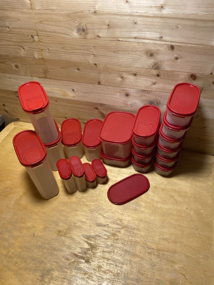 Tupperware Behälter & Ähnliches: Lot boîtes Tupperware rouge – Gebraucht aus Corcelles NE von Avossouhaits