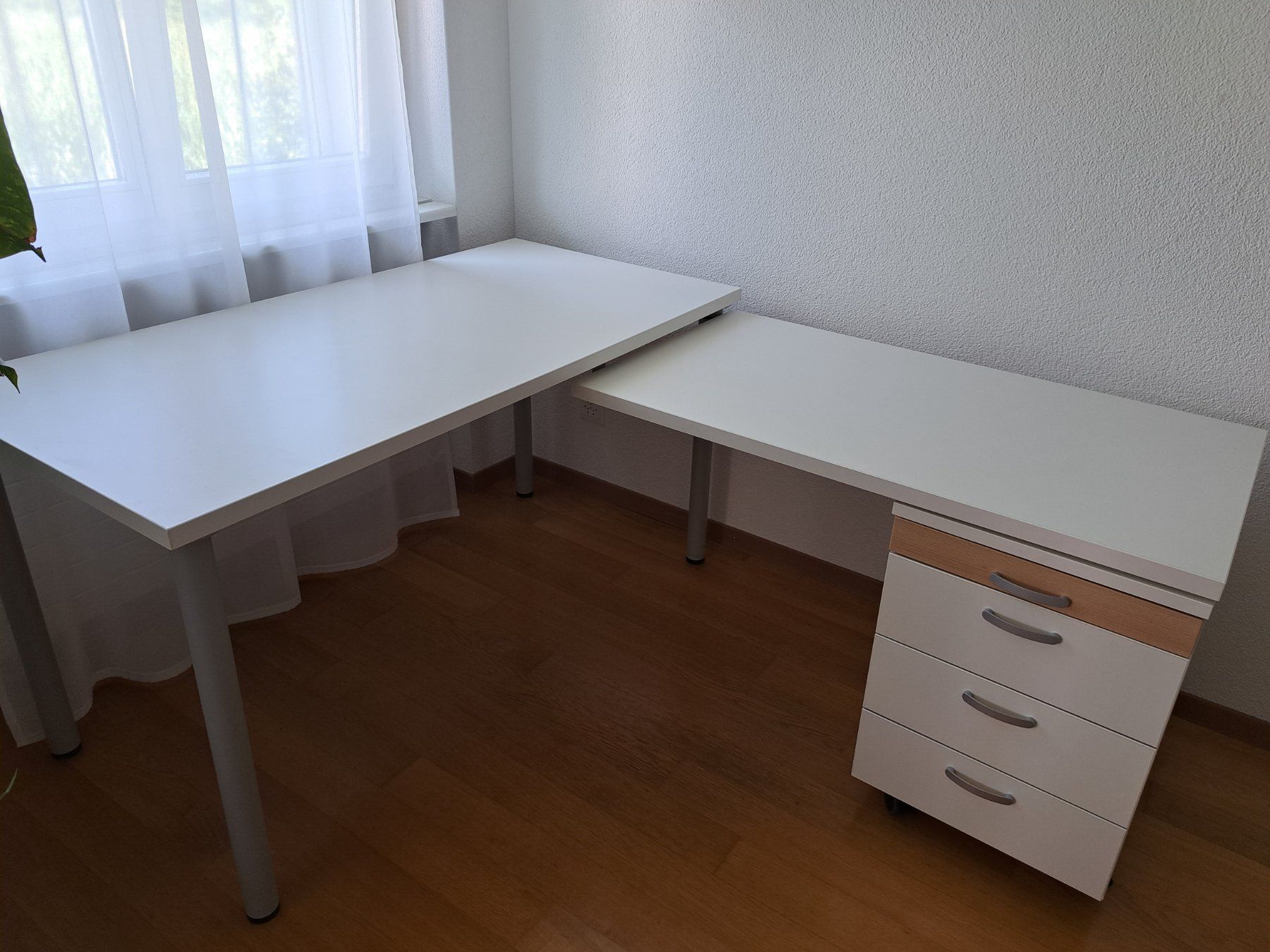 Bureaux: Schreibtisch ein- und ausklappbar zu Ecktisch mit Korpus – D'occasion à Baar par jdr_nb97