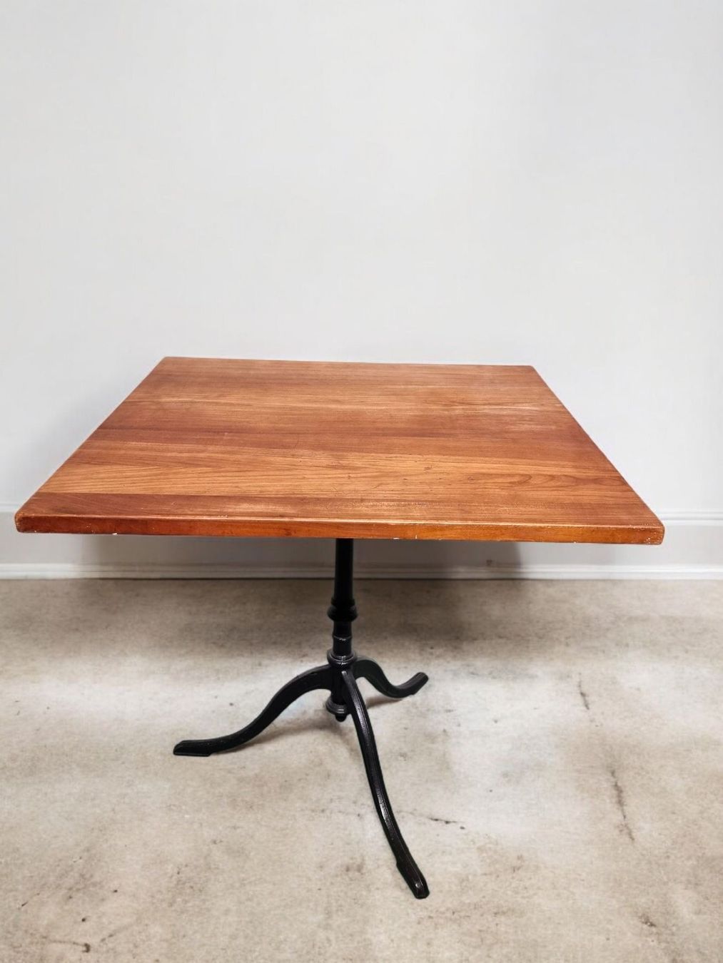 Tavoli: Beizen Tisch mit Gussfuss 80/80cm – Usato da Zürich venduto da Pinogaudio