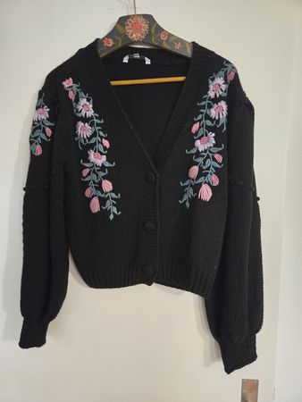 wunderschöne detailreiche Strickjacke mit Stickereien, L