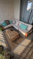 Lounge aus Holz mit Kissen und Tisch gebraucht