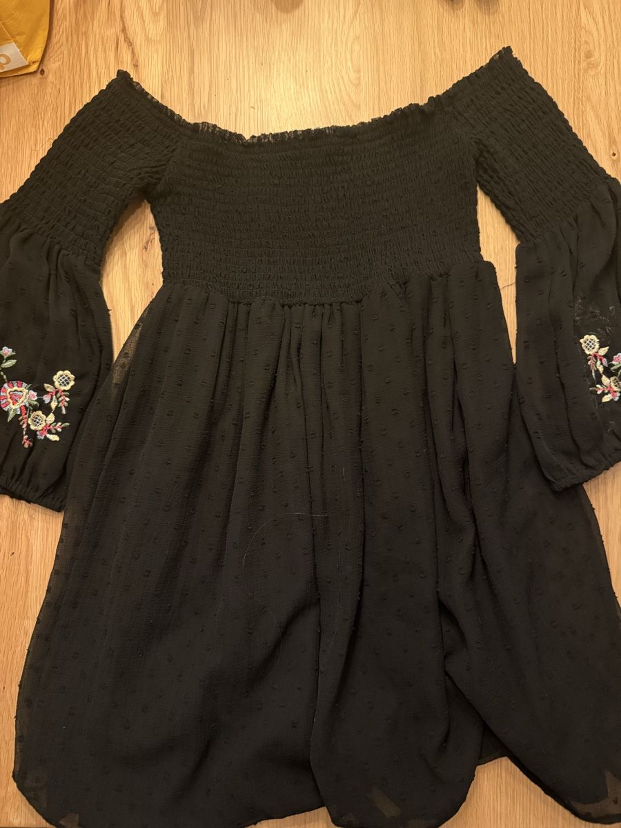 Zara Kleider: Black Zara Basic smocked off-shoulder dress - Size XS – Gebraucht aus Emmenbrücke von jan_nx7j