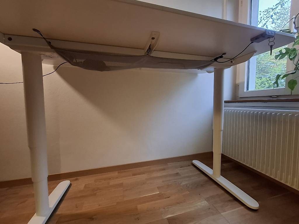 Schreibtische: Adjustable (electric) Desk  – Gebraucht aus Winterthur von akinika 1