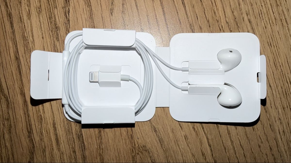 Apple Cuffie: Écouteurs Apple EarPods Lightning blancs neufs – Nuovo e nell'imballaggio originale da Courgevaux venduto da auxtrouvailles 1