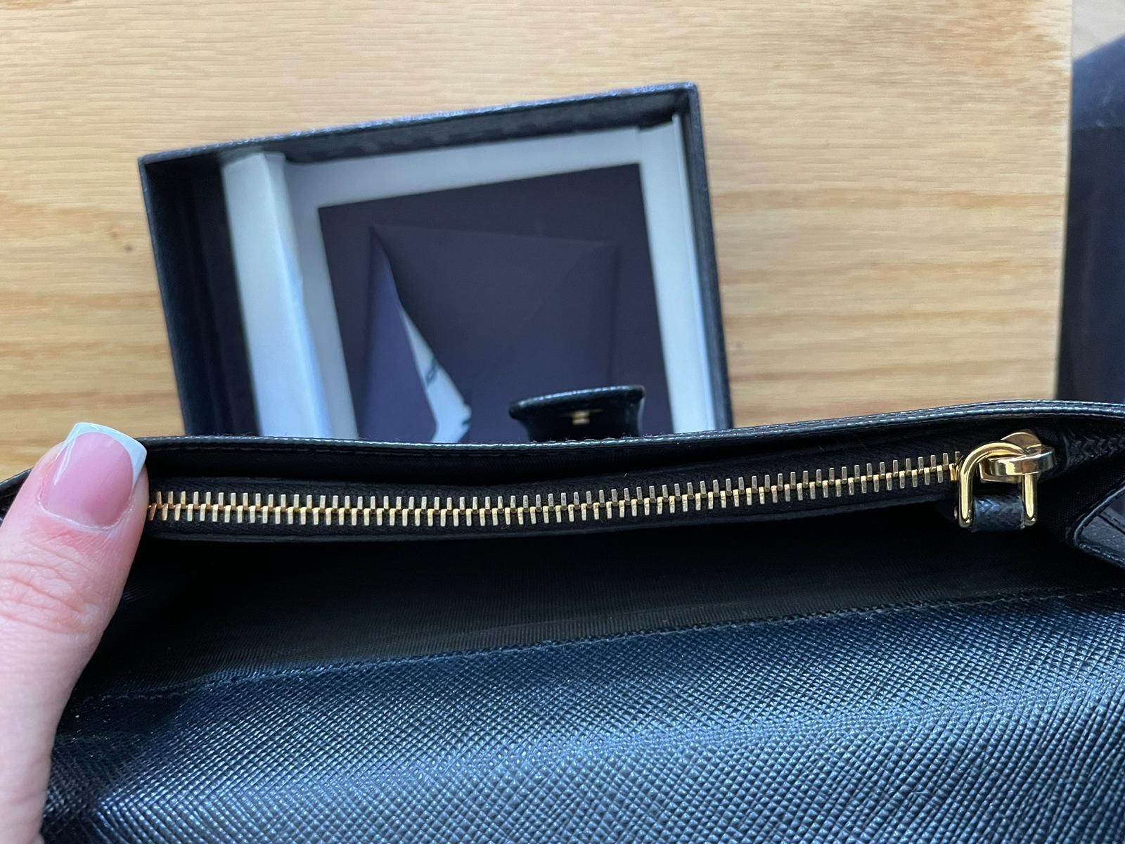 Prada Portemonnaie: Original PRADA Portemonnaie Schwarz Leder – Gebraucht aus Wolfertswil von Antiko 2