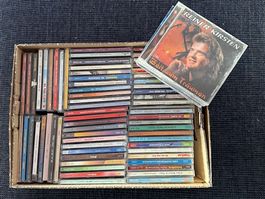 eine Schachtel voller Schlager-CD's