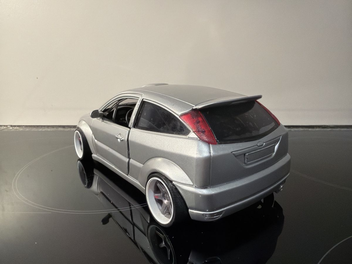 Bburago Modellautos: Ford Focus Tuning - 1/18 - Bburago – Gebraucht aus Wolfwil von Rolex1 2