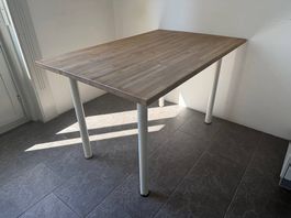 Stabiler Küchentisch mit Holzplatte