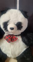 Stofftier Pandabär mit rot kariertem Band
