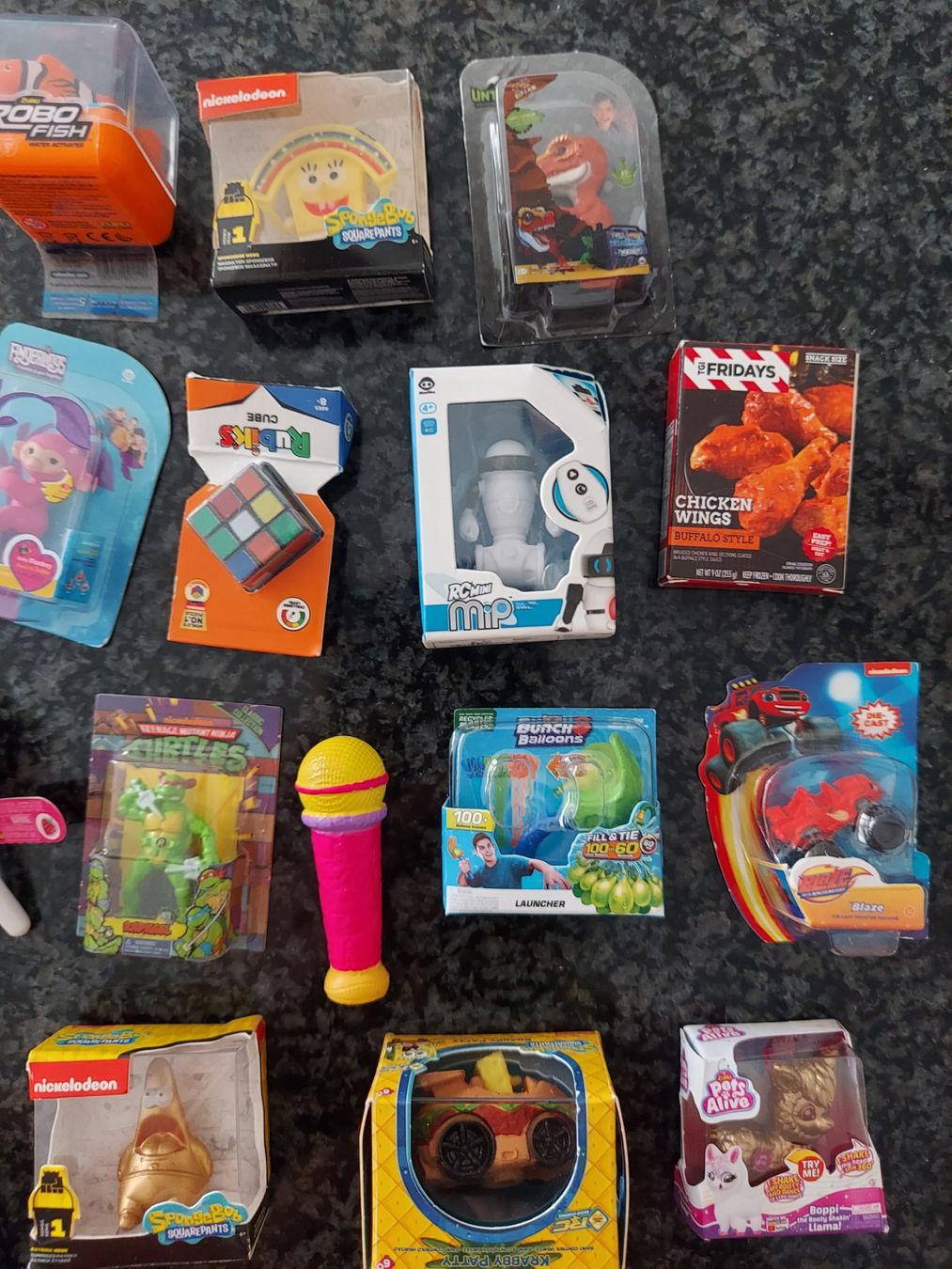Jouets: 31 Mini Brands + ein Regal – D'occasion à Bremgarten AG par Kerikeri1 2