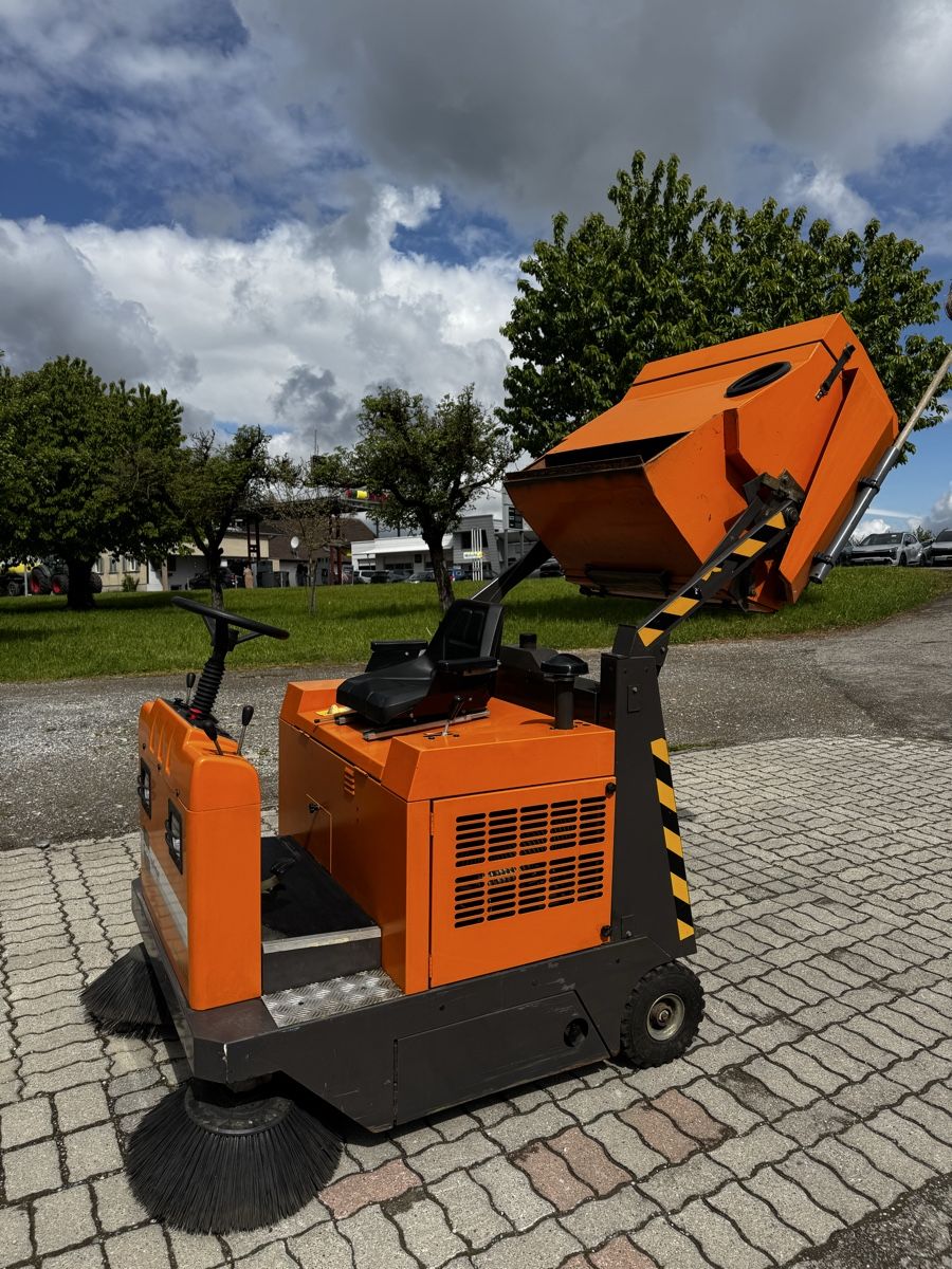 Tutte le macchine: Kehrmaschine TASKI Balimat 140T – Usato da Niederuzwil venduto da Michael1990_ 5