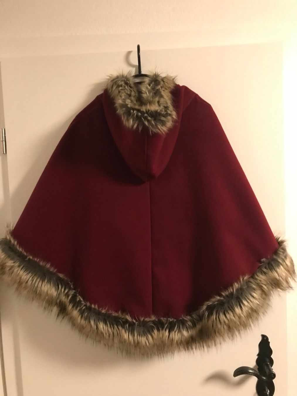 Altro in  Abbigliamento & Accessori: rotes Poncho mit Kunstfell und Kaputze – Usato da Freudwil venduto da Feenland2010 2