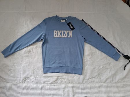 Neues blaues Sweatshirt mit Aufschrift: 70 % Baumwolle