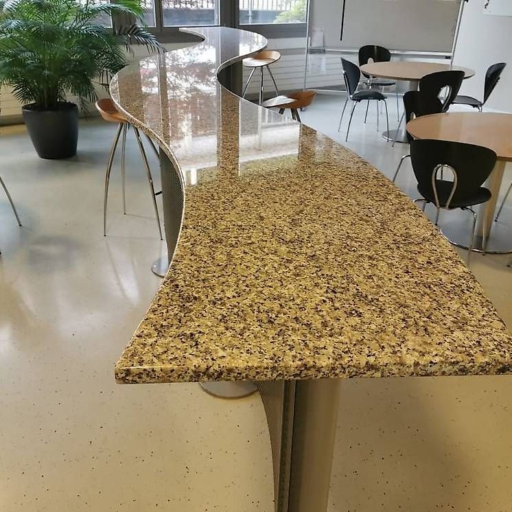 Allestimento di negozi e stand fieristici: Stehbar massiv mit Granitplatte – Usato da Dietwil venduto da tearak 1