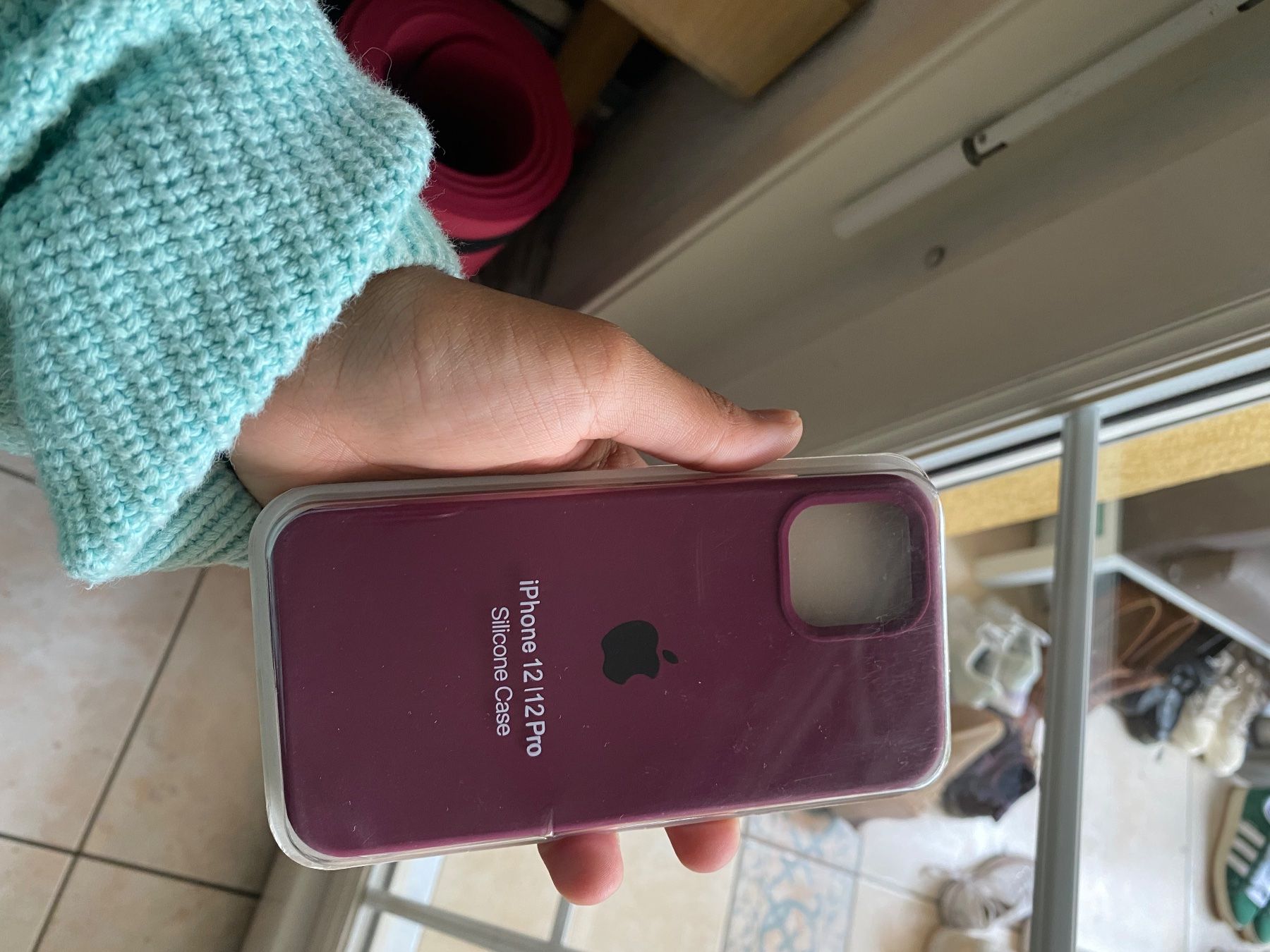 Cover & Protezioni schermo: Coque iPhone 12/12 Pro Silicone Case couleur Bordeaux – Nuovo e nell'imballaggio originale da Denges venduto da val_j8w7 1
