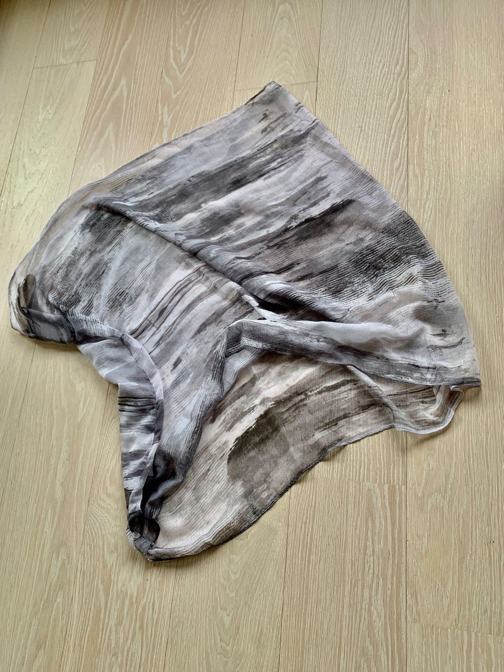 Foulard & Sciarpe: 3 Sommer Schals: Leoprint, Weiss, Grau – Usato da Schwanden GL venduto da Cicala 4