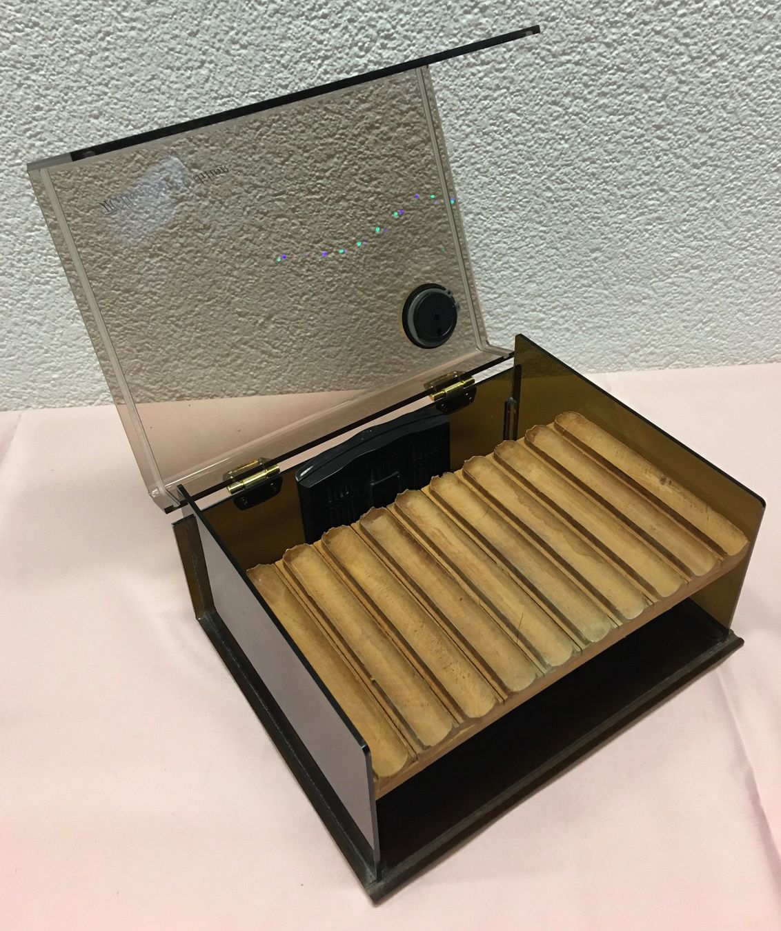 Humidificateurs: Zigarrenkiste Millennium Edition mit Hygrometer Acryl – D'occasion à Olten par ELHANDEL