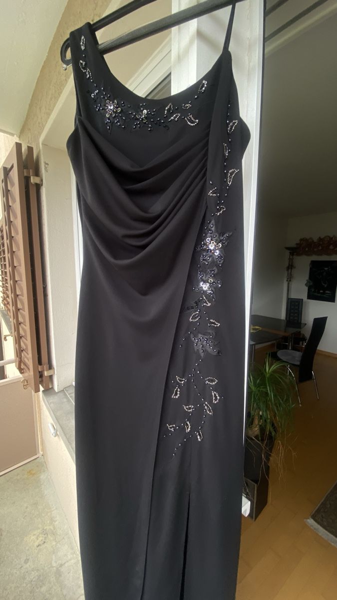 Kleider: Abendkleid schwarz mit Perlen Grösse 38 neuwertig – Gebraucht aus luzern von bar_5gtr 1