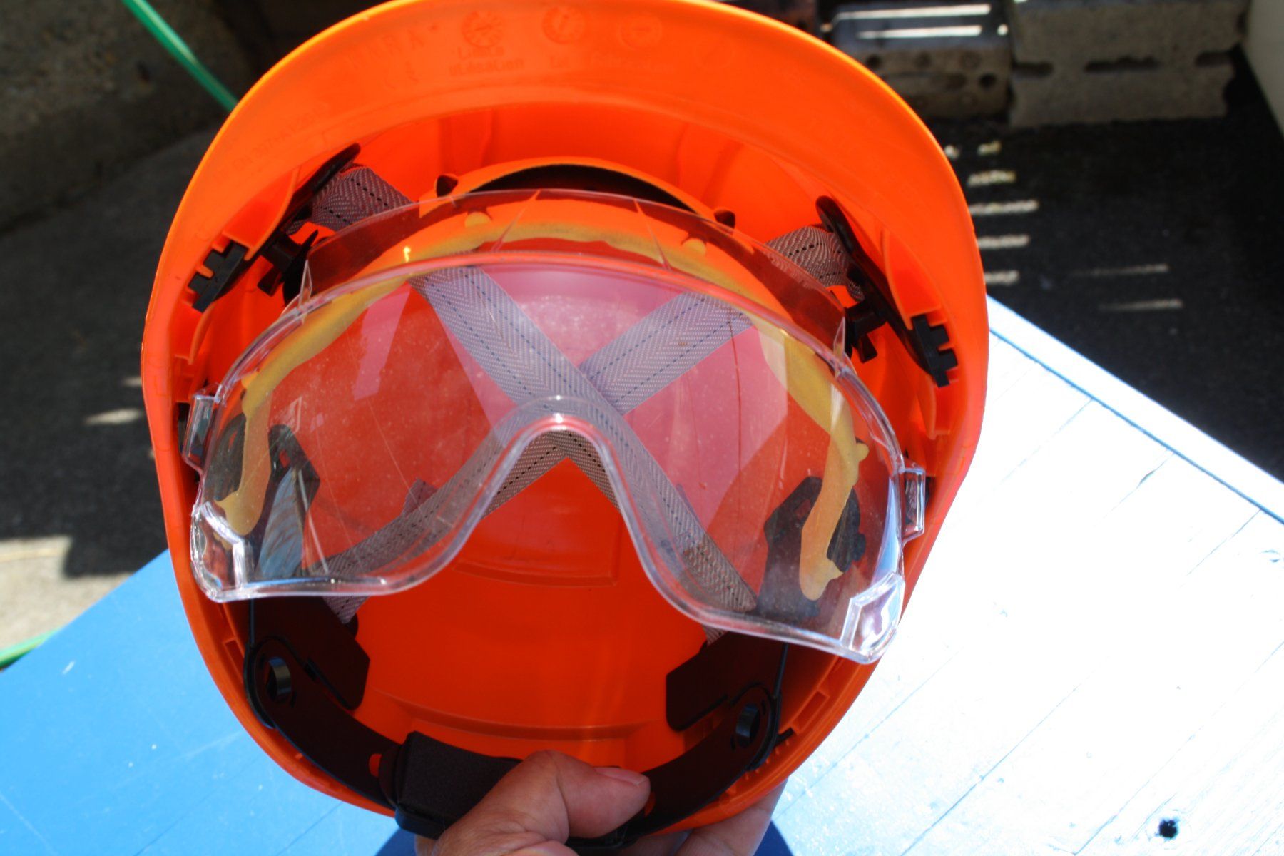 Protezione per viso e udito: BAUHELM MIT EINGEBAUTER SCHUTZBRILLE – Usato da Wauwil venduto da Pneuedy 5