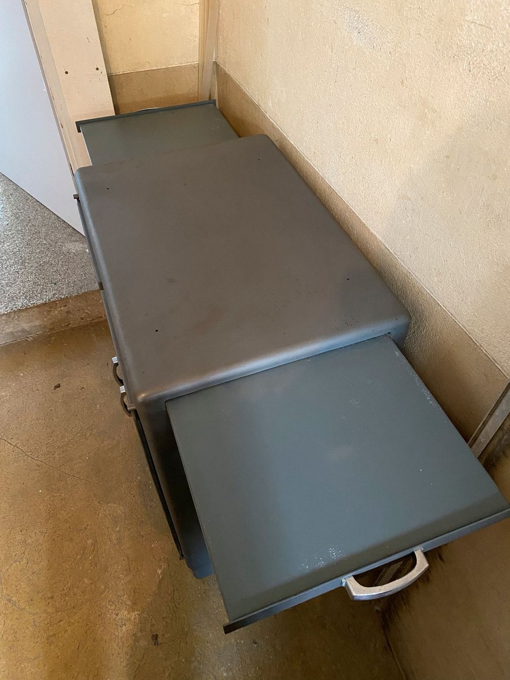 Credenze: Meubles industriel – Buffet design – Usato da Neuchâtel venduto da Basilegeiser 2