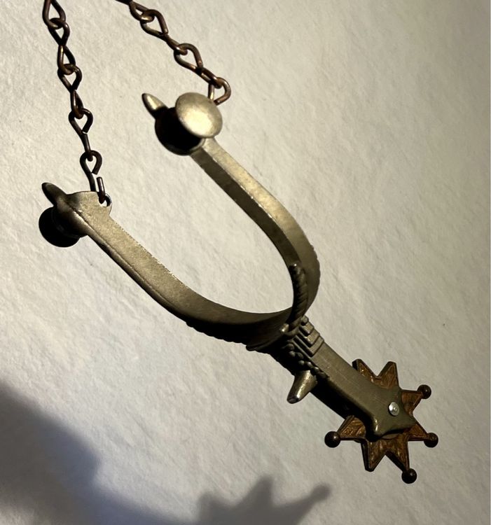 Ancien éperon de gaucho argentin, métal gravé et chaîne, Kaufen auf