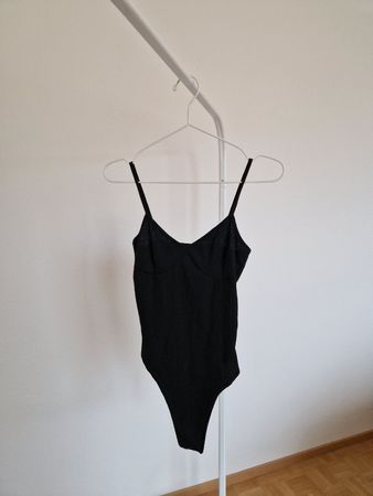 Schwarzer Body mit Spaghettiträgern