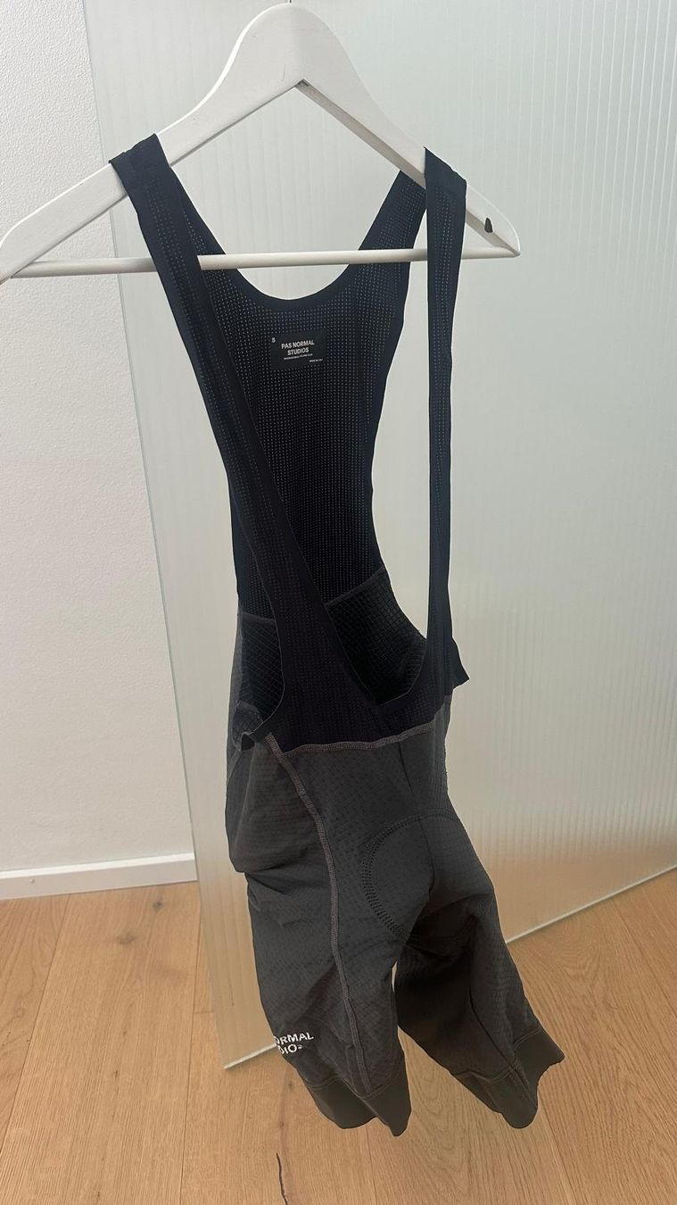Pas Normal Studios Pantaloni: Pas Normal Studios Essential Bib – Usato da Selzach venduto da e30dtm