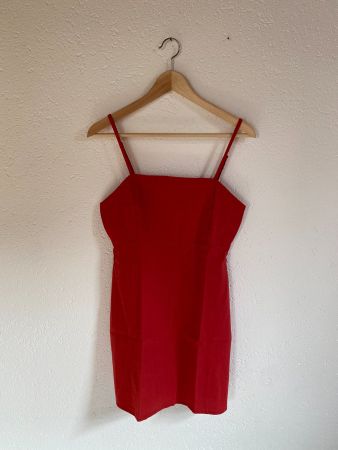 Robe rouge courte à bretelle d'été