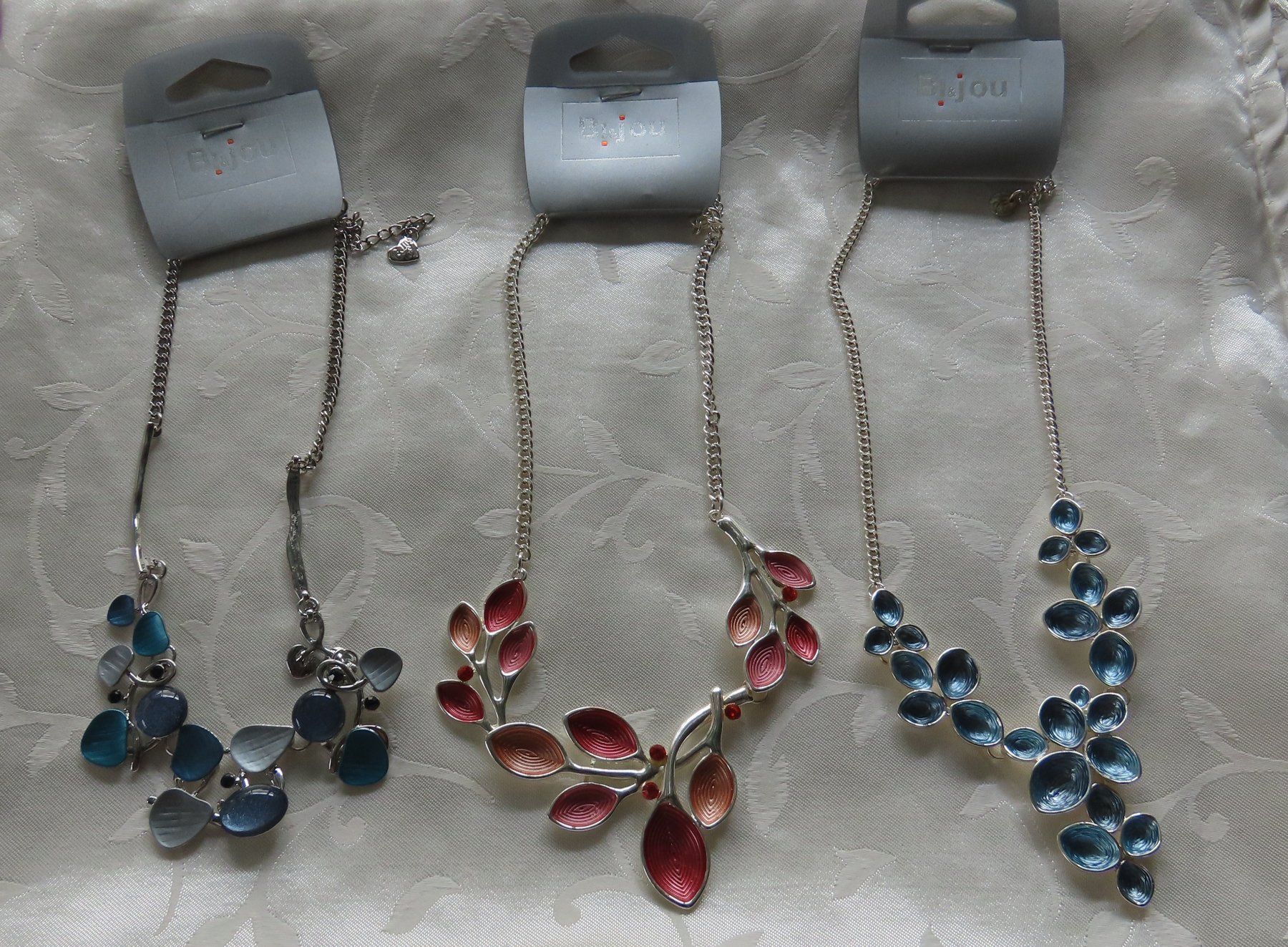 Sonstiger Schmuck: Lot de 7 colliers neufs – Neu und originalverpackt aus Troistorrents von Marion70