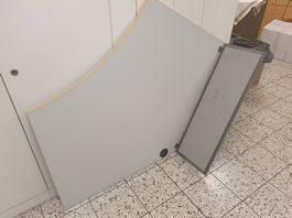 Stabile Tischplatte mit Raumtrenner/Pinwand
