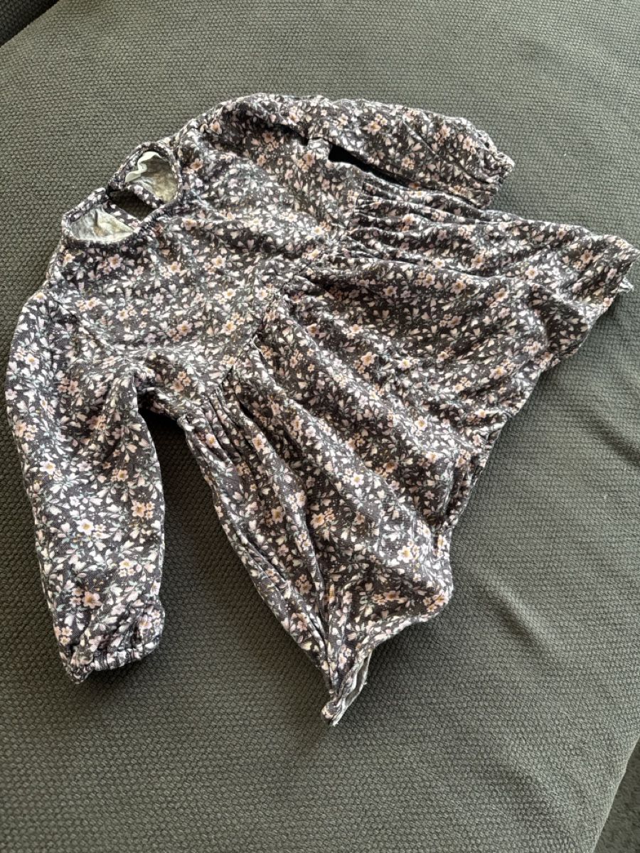 Maglioni & Felpe: Herziges Kleid von Mango Gr.86 12-18M – Usato da Bettwiesen venduto da Maori6 1