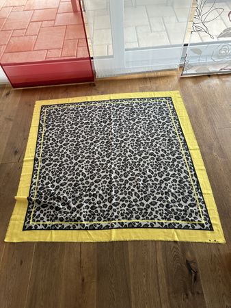 Schöner Leo-Print-Schal mit gelbem Rand - Herbst Accessoire!