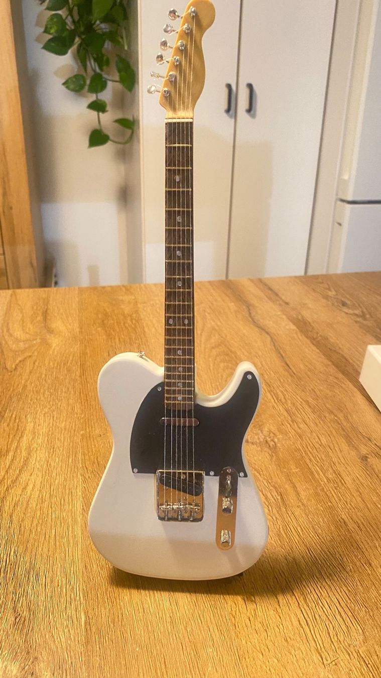 Strumenti musicali: Mini guitare Fender stratocaster décorative – Nuovo (secondo la descrizione) da Châtelaine venduto da yves017 1