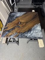 Epoxidharz Couchtischplatte aus massivem Nussbaum – Unikat –