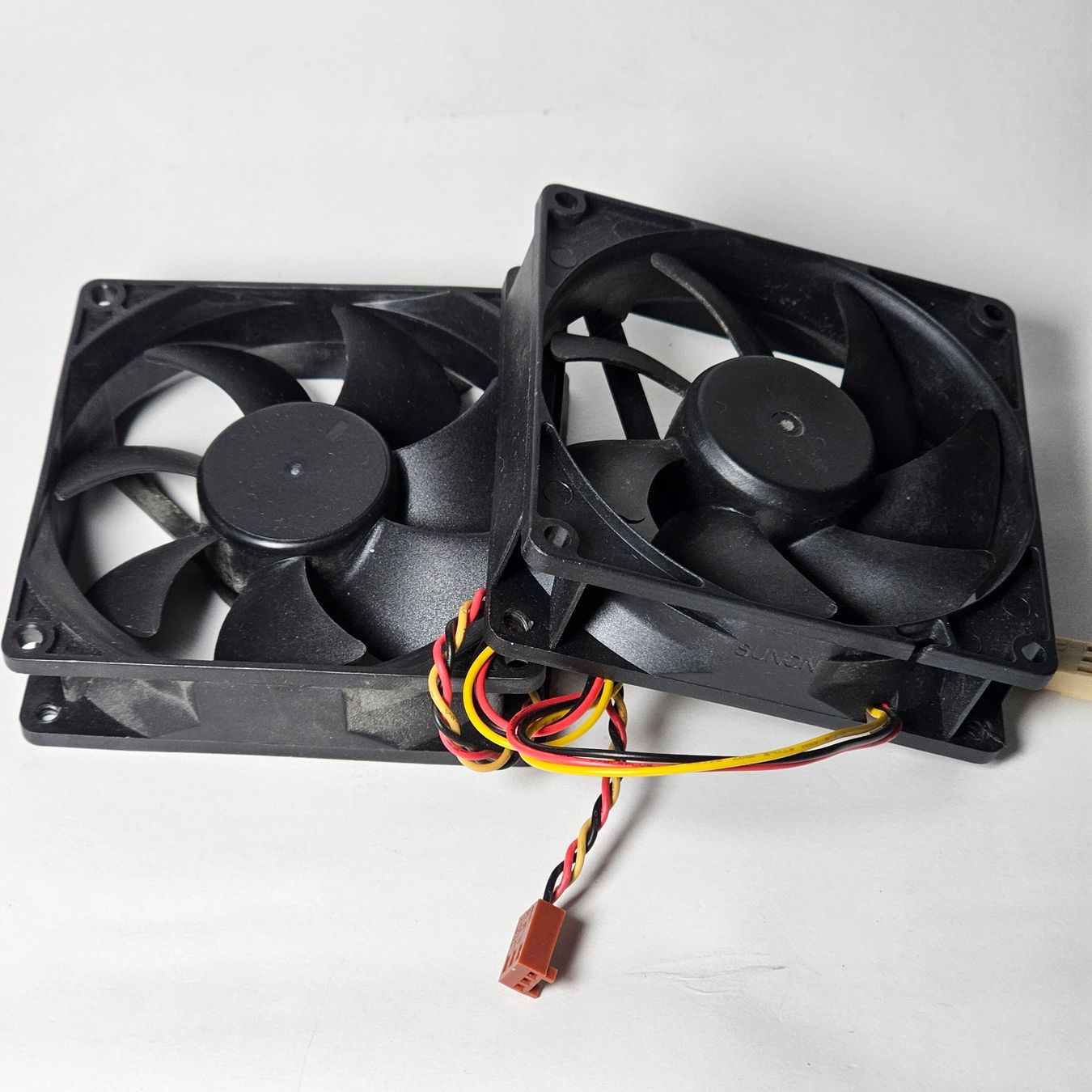 Custodie: 2x PC Gehäuseluefter 92mm – Usato da Goldau venduto da MarketVentures