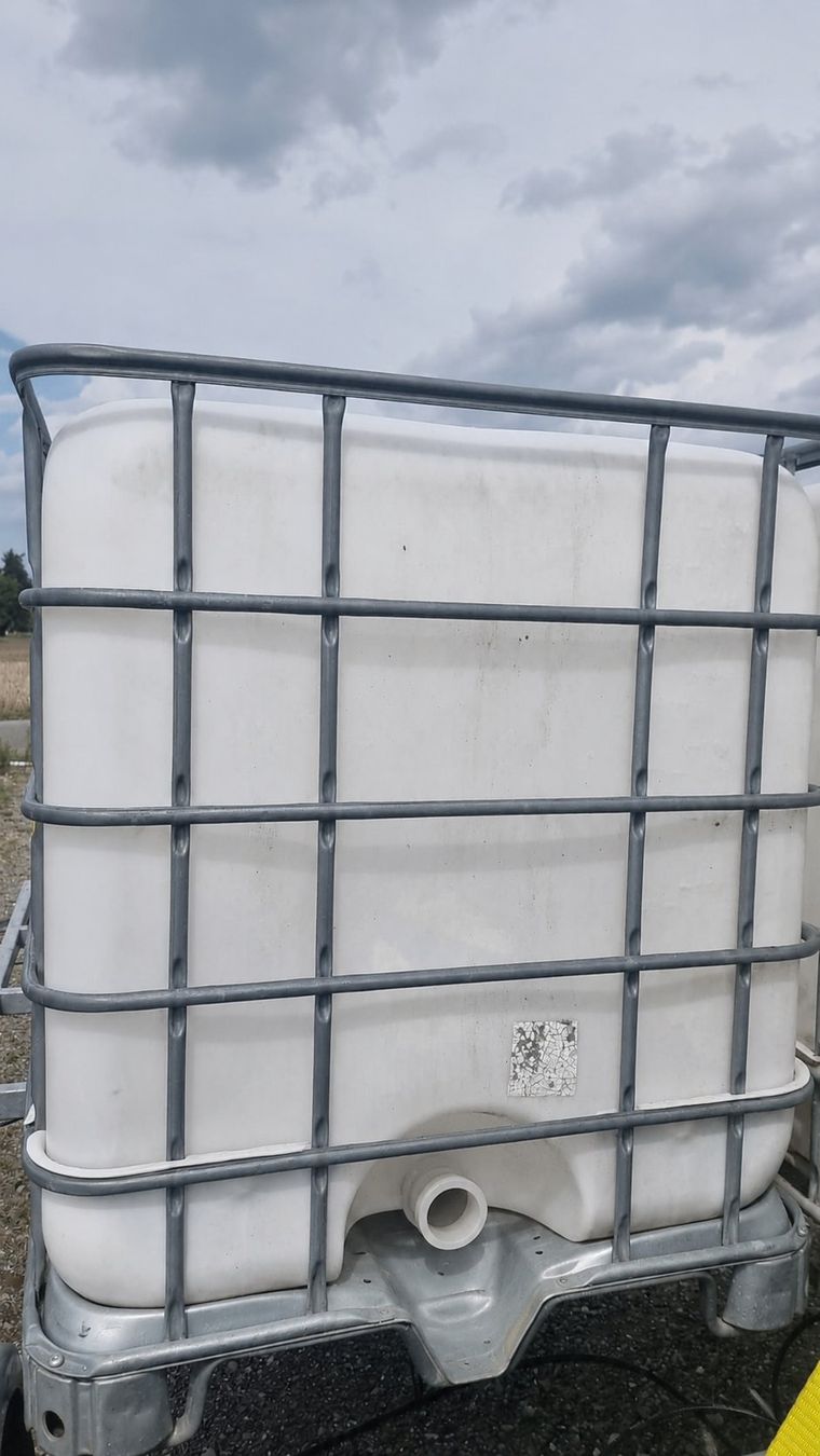 Abbeveratoi e trogoli: IBC Wassertank 1000l Wasserbehälter Regenwassertank,  sauber – Usato da Wettingen venduto da ray_boccia 3