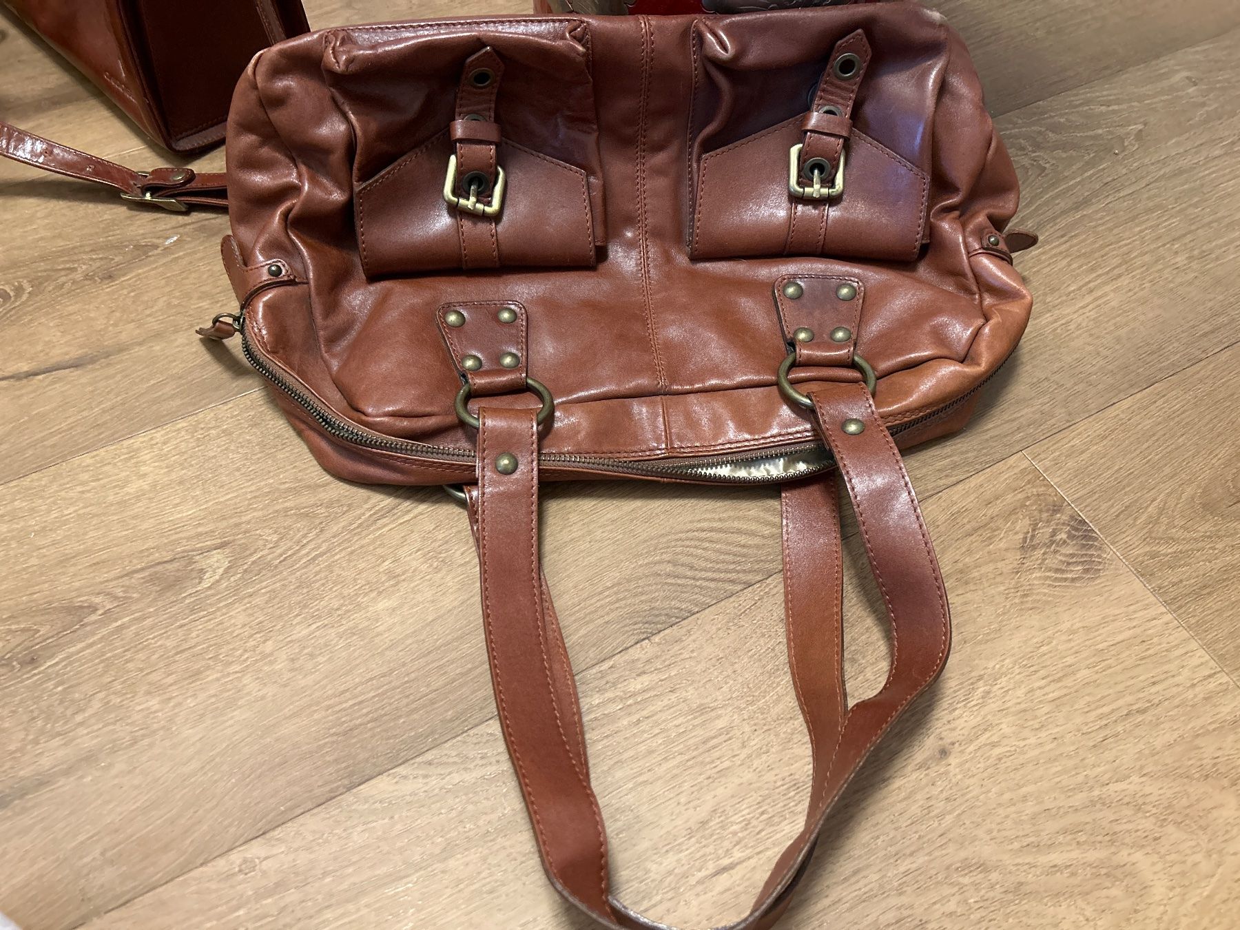 Taschen für Damen: Loubs Handtasche Damen Leder – Gebraucht aus Regensdorf von  4