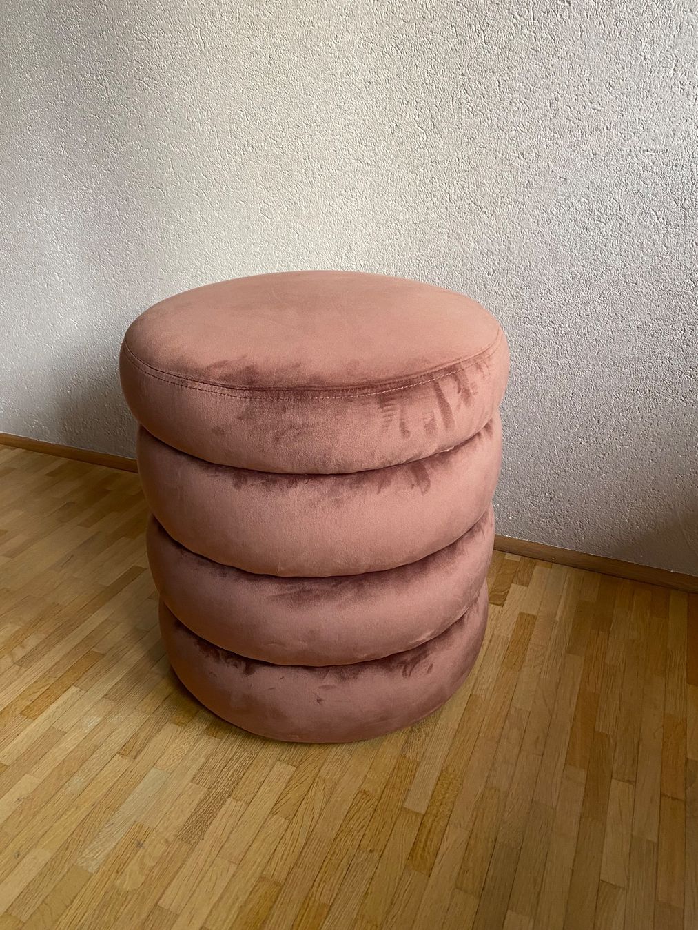 Westwing Hocker: Samt Hocker (Westwing) – Gebraucht aus Arbon von fluffyconqueror 2