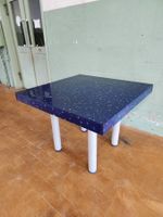 Designer Tisch aus Kunststein mit Lapislazuli